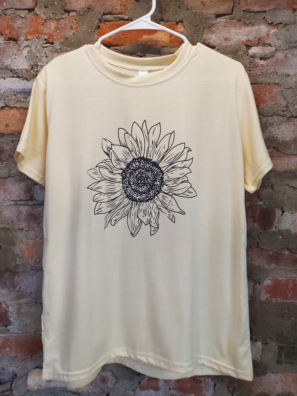 Womens Shirt L Large Pale Yellow Sunflower Graphic Print Short Sleeve Polyester